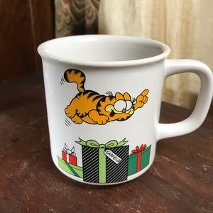 Vintage 1978 Garfield Diving into Xmas Presents Mug